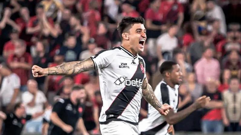 Victor Luís comemora classificação do Vasco contra o Athletico-PR na Copa do Brasil 2024 (Foto: Reprodução/Instagram)