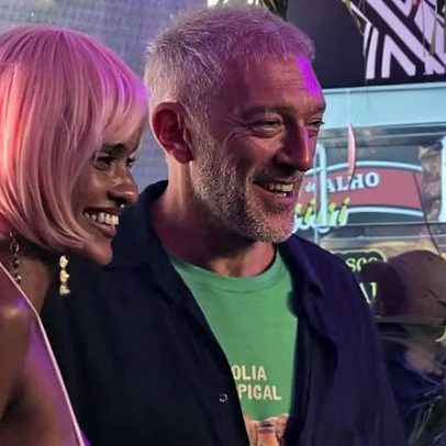 Vincent Cassel posa com esposa brasileira na Sapucaí