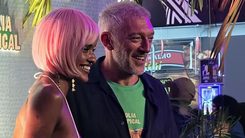 Vincent Cassel e Narah Baptista vão ao Desfile das Campeãs — Foto: Quem/Marina Bonini