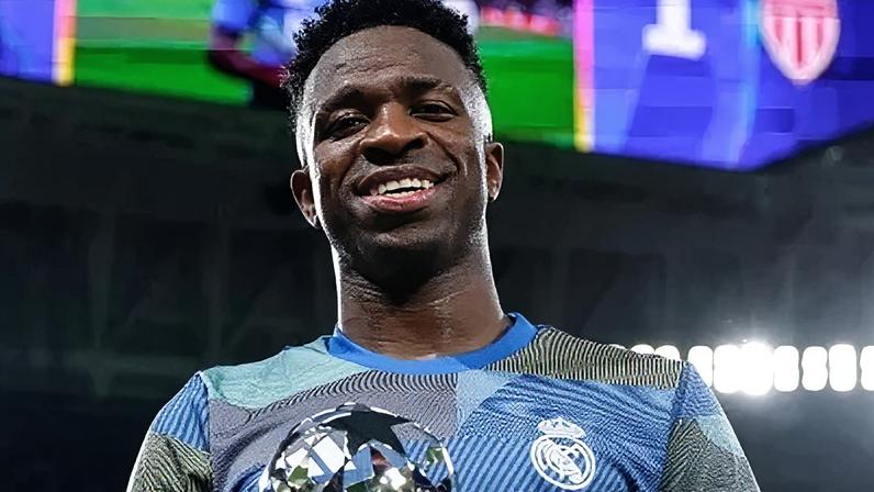 Vini Jr. com o prêmio de "Melhor da Partida" contra o Monaco