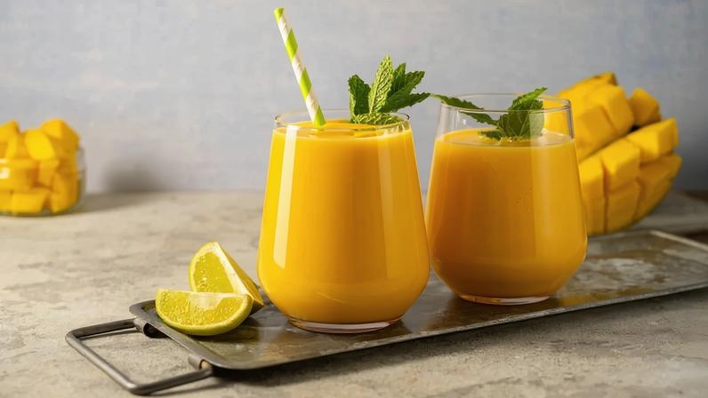 Vitamina de manga com limão e hortelã (Imagem: Erhan Inga | Shutterstock)