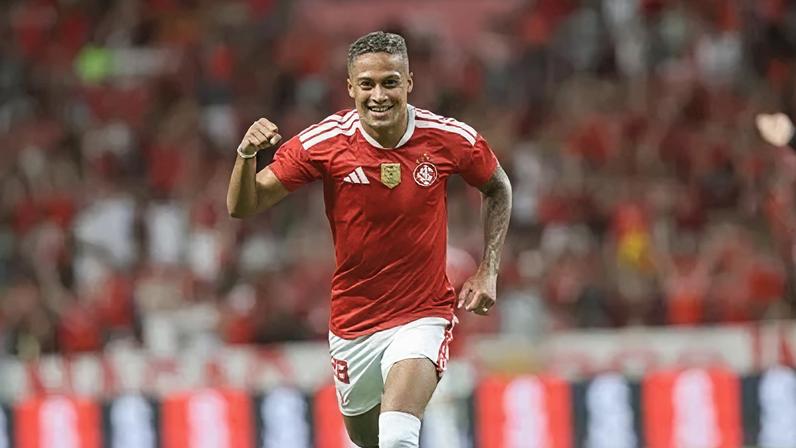 Vitinho foi o destaque na goleada do Inter; o atacante marcou duas vezes contra o Ypiranga
