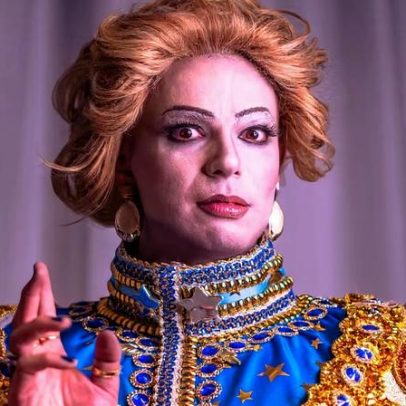 Vitor diCastro revive Walter Mercado em desfile da Rosas de Ouro