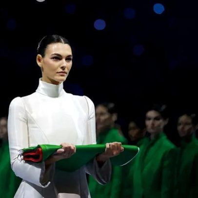 Ceretti carrega bandeira italiana em Armani branco na abertura de Inverno 2026