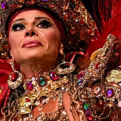 Viviane Araujo, rainha de bateria, se emociona em desfile do Salgueiro