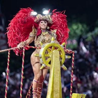 Viviane Araujo brilha na avenida como rainha de bateria do Salgueiro