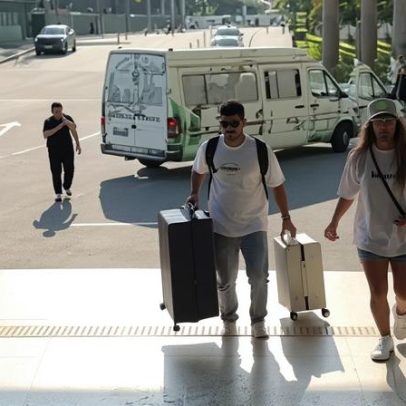 Viviane Araujo recebe apoio do marido ao chegar SP para desfile da Mancha Verde