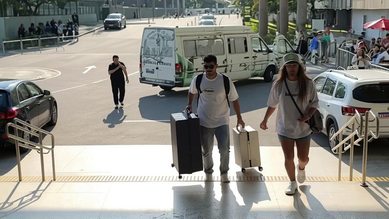 Viviane Araujo recebe ajuda do marido para carregar bagagens antes do desfile em SP