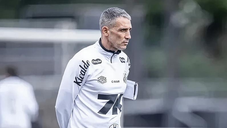 Juan Pablo Vojvoda, técnico do Santos.