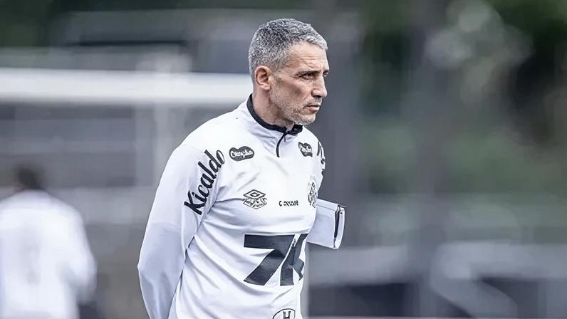 Juan Pablo Vojvoda, técnico do Santos.