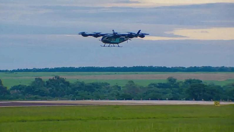 O 'carro voador' da Embraer em voo de testes – foto: divulgação