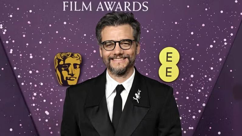 Wagner Moura cruza tapete vermelho do Bafta Film Awards — Foto: Getty Images