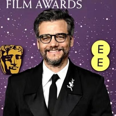 Wagner Moura atravessa tapete vermelho no Bafta