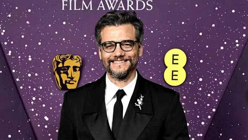 Wagner Moura cruza tapete vermelho do Bafta Film Awards — Foto: Getty Images