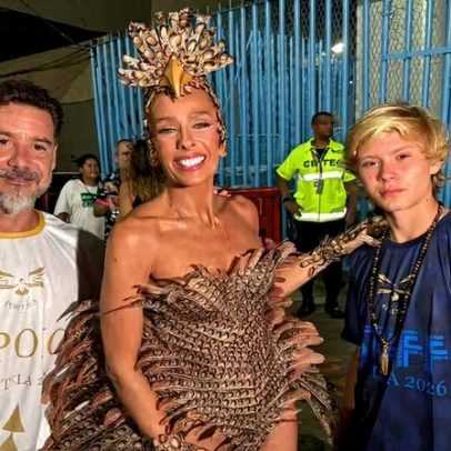 Adriane Galisteu recebe elogios do filho Vittorio antes de desfilar na Portela