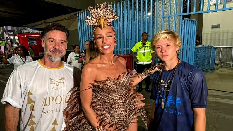 Adriane Galisteu com o marido e o filho — Foto: Quem