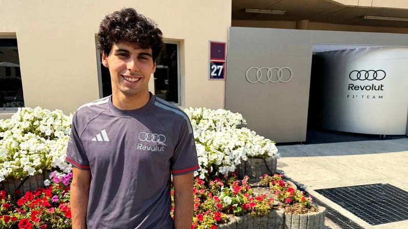 Gabriel Bortoleto durante a pré-temporada da F1 em Sakhir, no Bahrein — Foto: Erica Hideshima