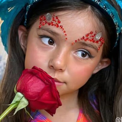 Zoe, filha de Sabrina Sato, faz sua estreia na Marquês de Sapucaí