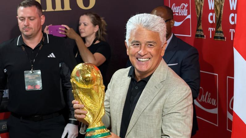 Bebeto, campeão mundial em 1994, participa do Tour da Taça da Copa do Mundo, no Rio de Janeiro — Foto: Catharine Moreira