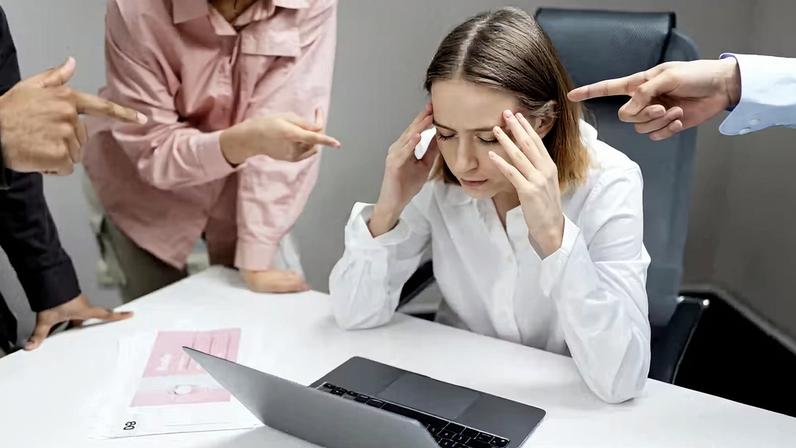 Assédio moral no trabalho pode causar consequências na saúde mental e física da vítima — Foto: Freepik