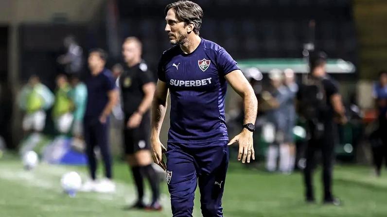 Zubeldía na beira do campo em jogo do Fluminense no Brasileirão (Foto: Lucas Merçon/FFC)