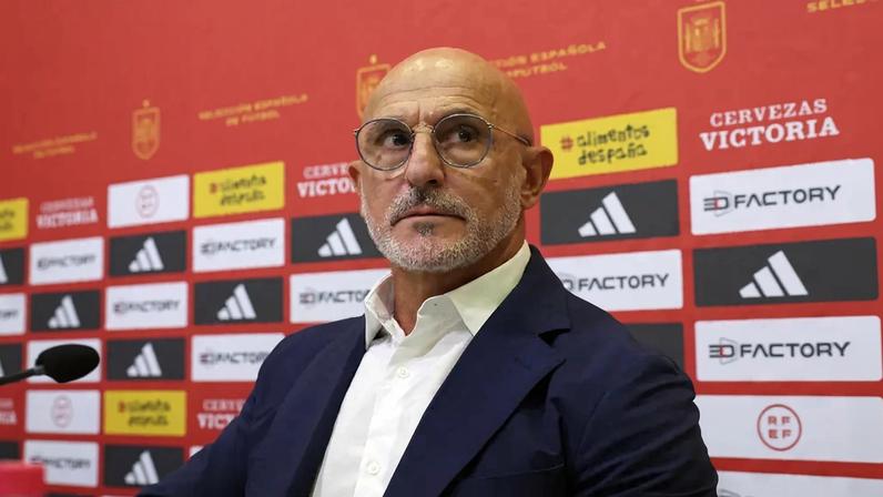 Luis de la Fuente em coletiva de imprensa da seleção da Espanha — Foto: Pierre-Philippe Marcou / AFP