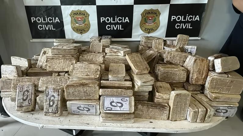 Além da droga, carros, celulares e mochilas foram apreendidas no ponto de distribuição.