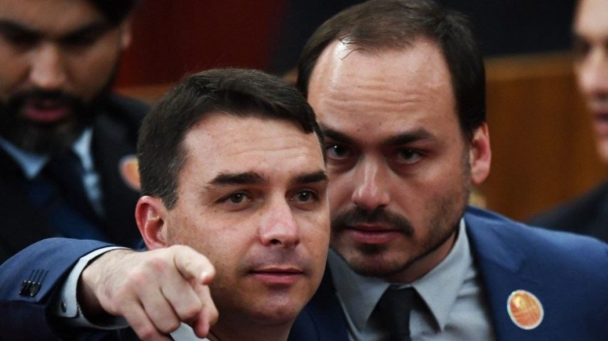 Os irmãos Flávio e Carlos Bolsonaro. Foto: Evaristo Sá/AFP