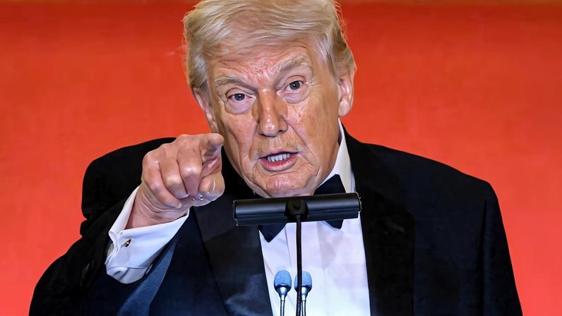 Irritado, Donald Trump junta os cacos após derrota na Suprema Corte e tenta reerguer sua problemática política tarifária.