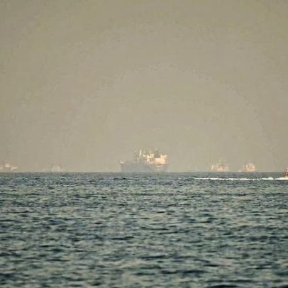 Irã fecha Estreito de Ormuz e ameaça queimar navios que cruzarem