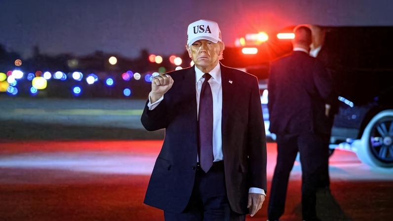 Trump usou um boné com a inscrição "USA" ao anunciar os ataques ao Irã – foto: Mandel Ngan/AFP