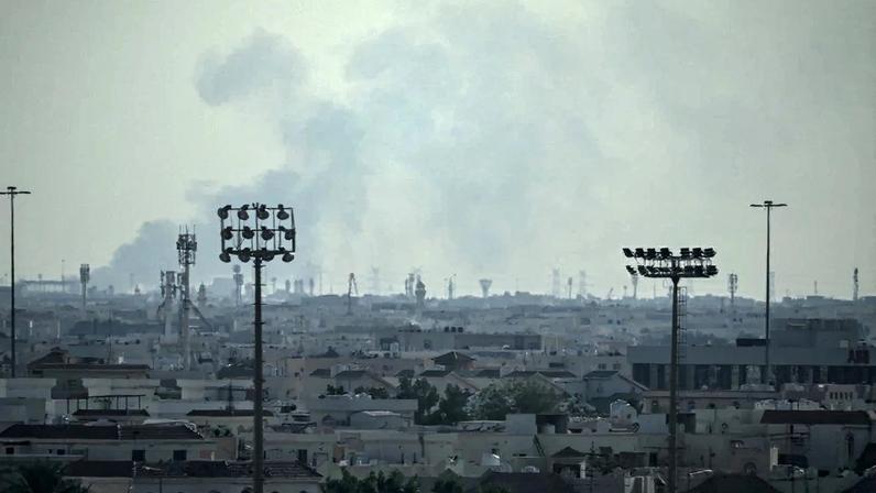 Fumaça na Base Aérea de Al Udeid, em 28 de fevereiro. Foto: Mahmud Hams/AFP