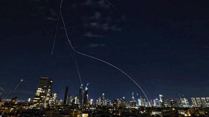 Rastros de foguetes interceptados pelo sistema de defesa antimíssil Domo de Ferro de Israel são vistos sobre Tel Aviv em 1º de março de 2026. Foto: AHMAD GHARABLI / AFP