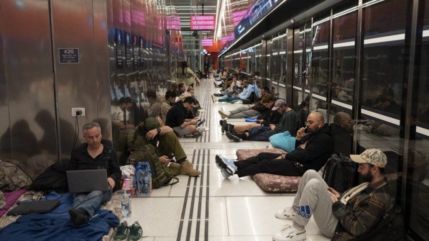 A população de Tel Aviv se abriga em bunkers após o agravemento da guerra contra o Irã. Foto: Maya Levin / AFP