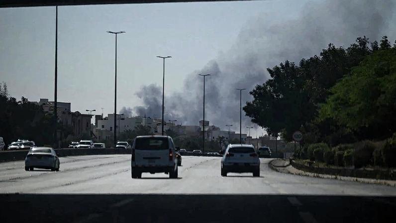 Coluna de fumaça após ataque iraniano a base dos EUA no Kuwait em 2 de março – foto: AFP
