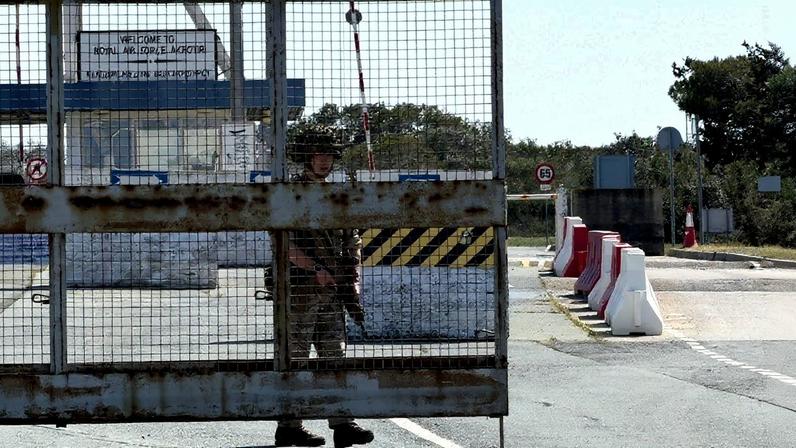 Um soldado britânico vigia um portão na base da RAF Akrotiri após dois supostos ataques com drones perto de Limassol em 2 de março de 2026. A base soberana britânica no Chipre estava sendo evacuada em março após o soar das sirenes, informou um correspondente da AFP. Foto: Etienne TORBEY / AFP