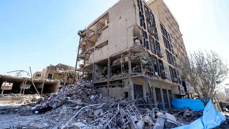 O interior exposto de um prédio gravemente danificado perto da Praça Ferdowsi, em Teerã, em 3 de março de 2026. Foto: ATTA KENARE / AFP