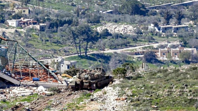Um tanque de Israel avança na fronteira com o Líbano. Foto: Jalaa MAREY / AFP