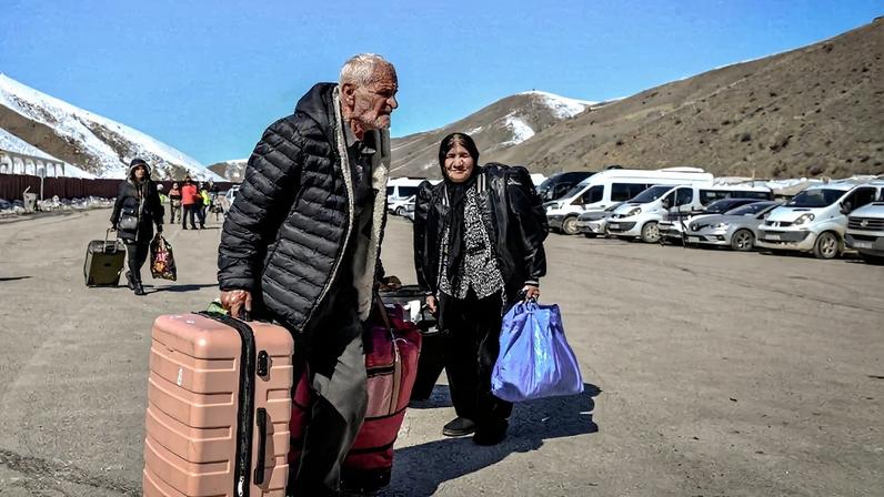 Iranianos atravessam a fronteira entre seu país e a Turquia após os ataques de Israel e dos EUA