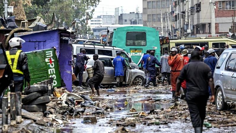 Moradores de Nairóbi contabilizam os prejuízos após inundações – foto: Tony Karumba/AFP