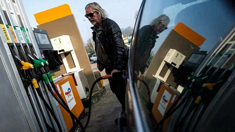 Consumidor abastece veículo na França. Conflito no Irã pode impactar nos preços dos combustíveis pelo mundo – foto: Sameer Al-Doumy/AFP