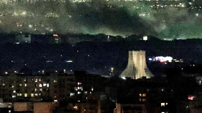 Coluna de fumaça após ataque em Teerã – foto: Atta Kenare/AFP