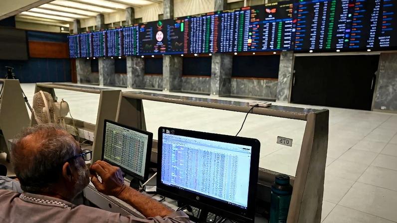 Operadores da bolsa de Karachi, no Paquistão – foto: Rizwan Tabassum/AFP