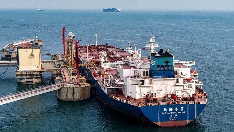 Navio petroleiro no porto de Qingdao, na China – foto: CN-STR/AFP