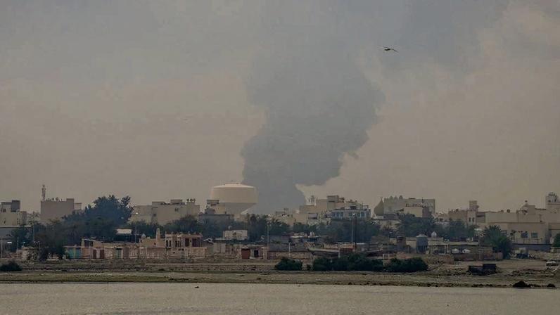 Cortina de fumaça no Bahrein, após denúncia de ataque iraniano a uma estrutura de petróleo