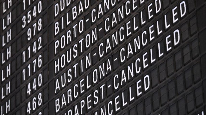 Painel no aeroporto de Frankfurt, na Alemanha, mostra lista de voos cancelados após greve da Lufthansa – foto: Kirill Kudryavtsev/AFP