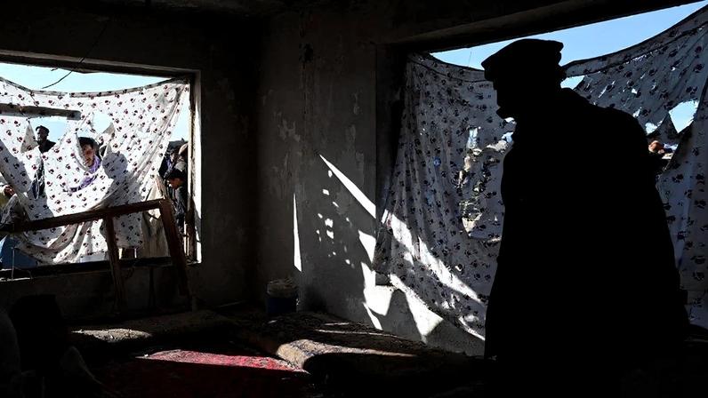 Afegãos contabilizam os prejuízos após ataques paquistaneses na região de Cabul – foto: AFP