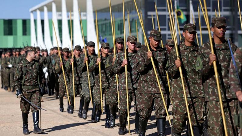 Brasília (DF) 01/08/2025 - Militares do Batalhão da Guarda Presidencial fazem treinamento para a cerimônia de troca da bandeira na Praça dos Três Poderes, enquanto acontece a abertura do ano judiciário no STF. Foto: Fabio Rodrigues-Pozzebom/ Agência Brasil