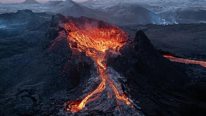 Fotografia da vista aérea da lava da cratera do vulcão com vapor, Fagradalsfjall, Islândia.