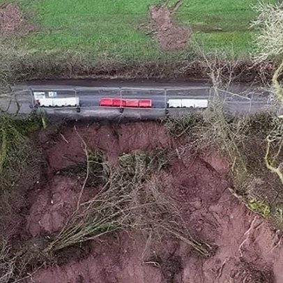 Habitantes presos após deslizamento fecha estrada; temem fome de animais